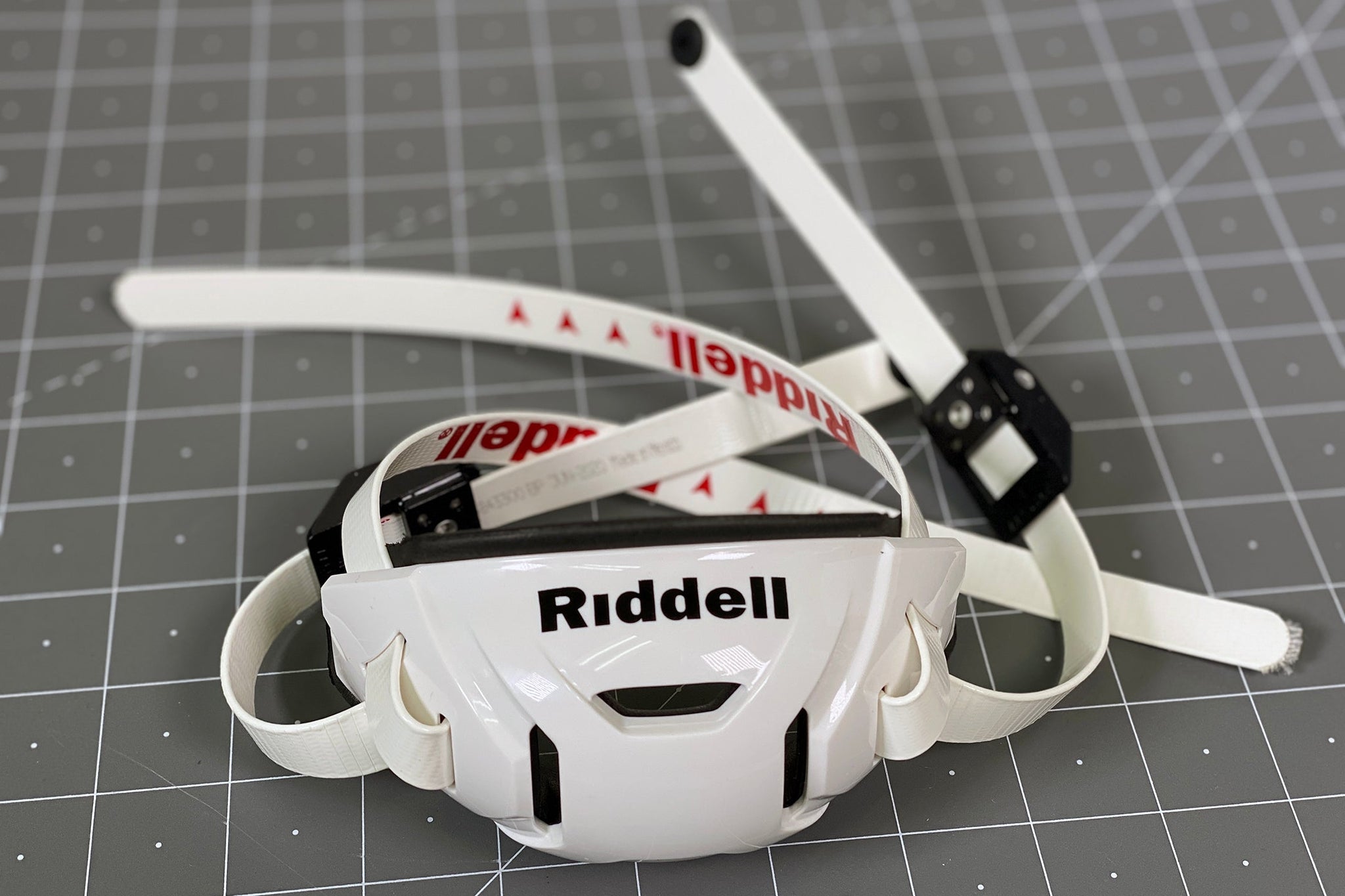 Riddell SpeedFlex Hard Cup deals Cam-Loc Chinstrap - white Unbranded size medium